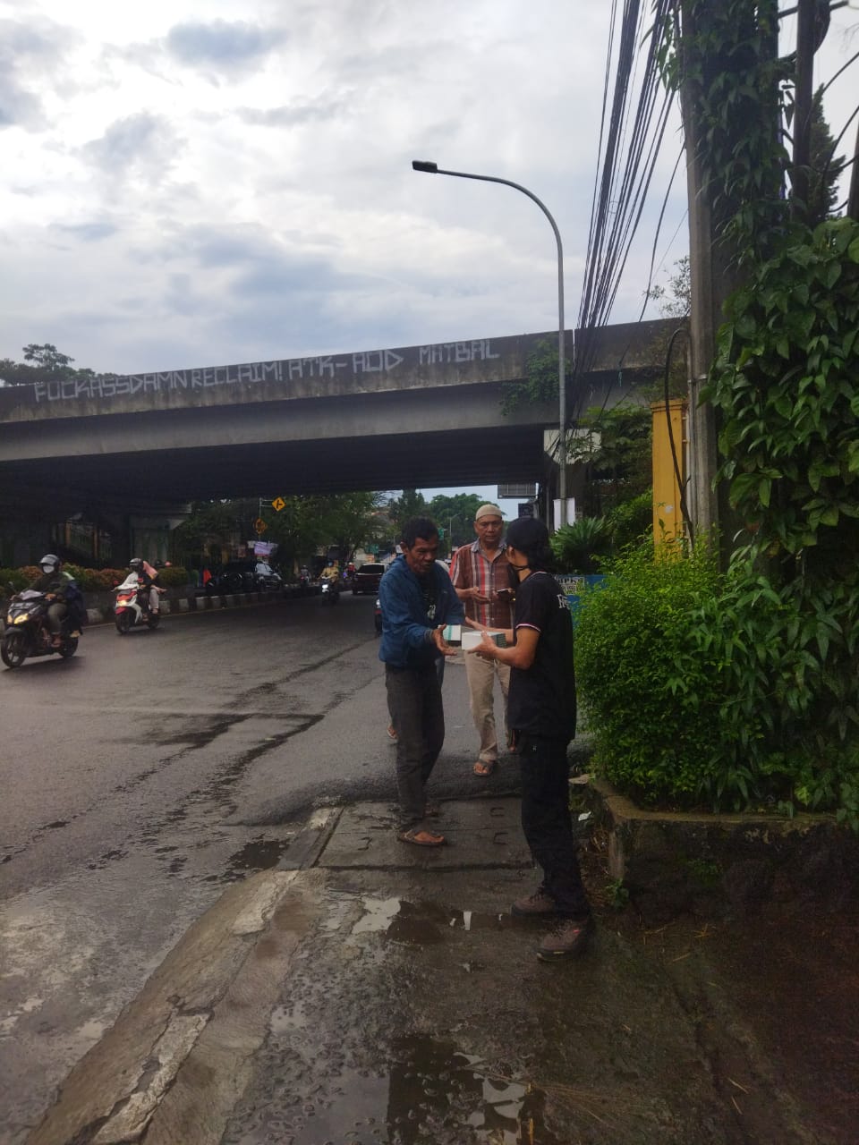 Bagi bagi takjil di bulan puasa 8 april 2022